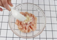 小姐姐摆了一盘好吃的,小姐姐的创意佳肴盛宴